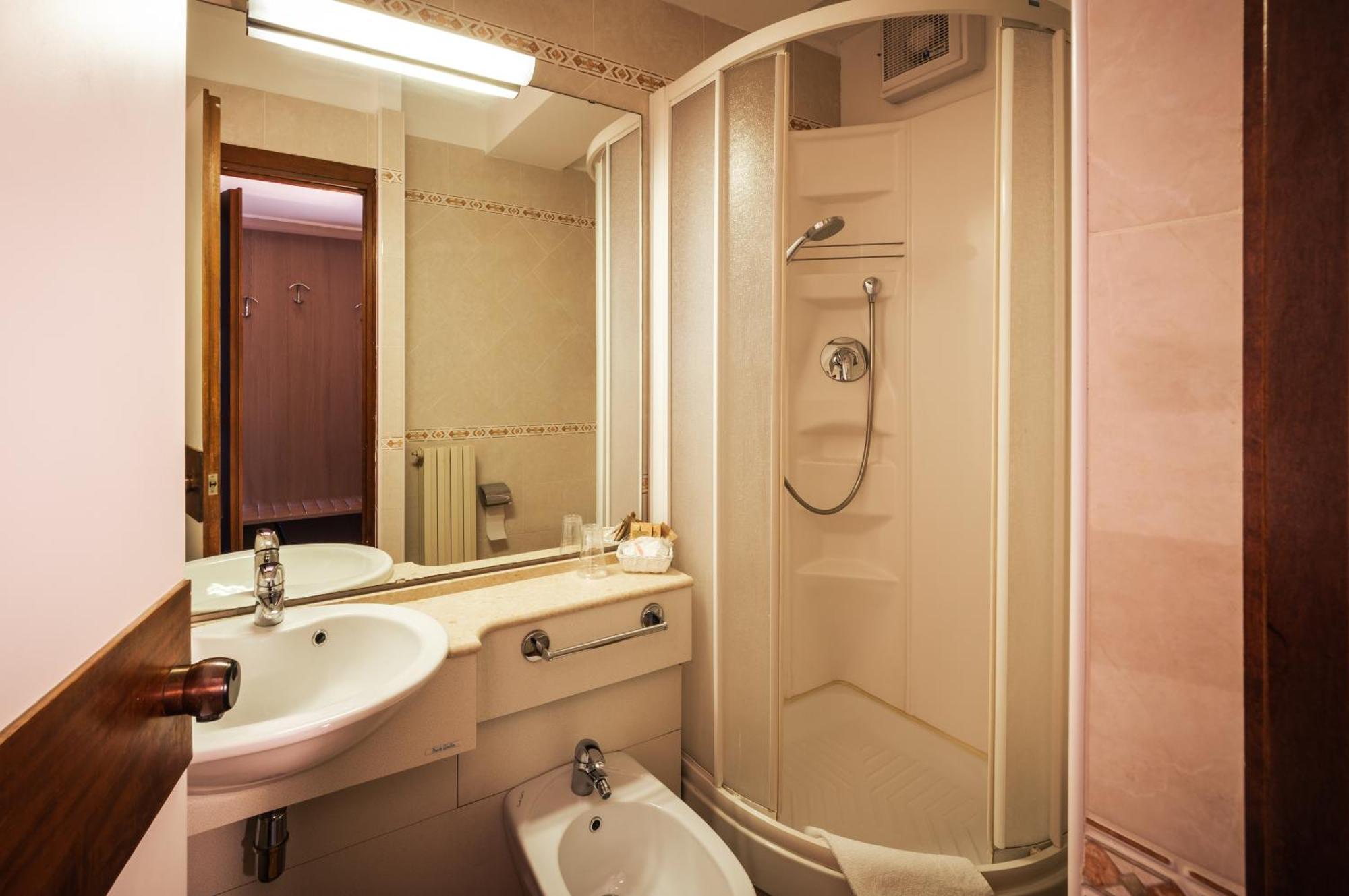 Hotel Ristorante Vapore Faggeto Lario Ngoại thất bức ảnh